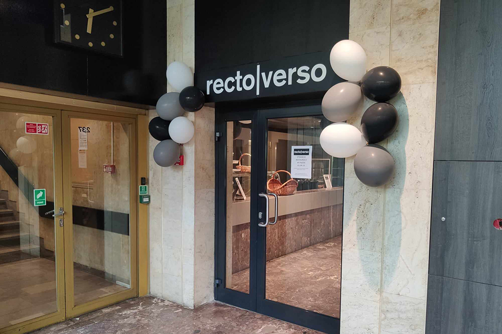 Bistro Recto|Verso - udekorowane balonami drzwi wejściowe